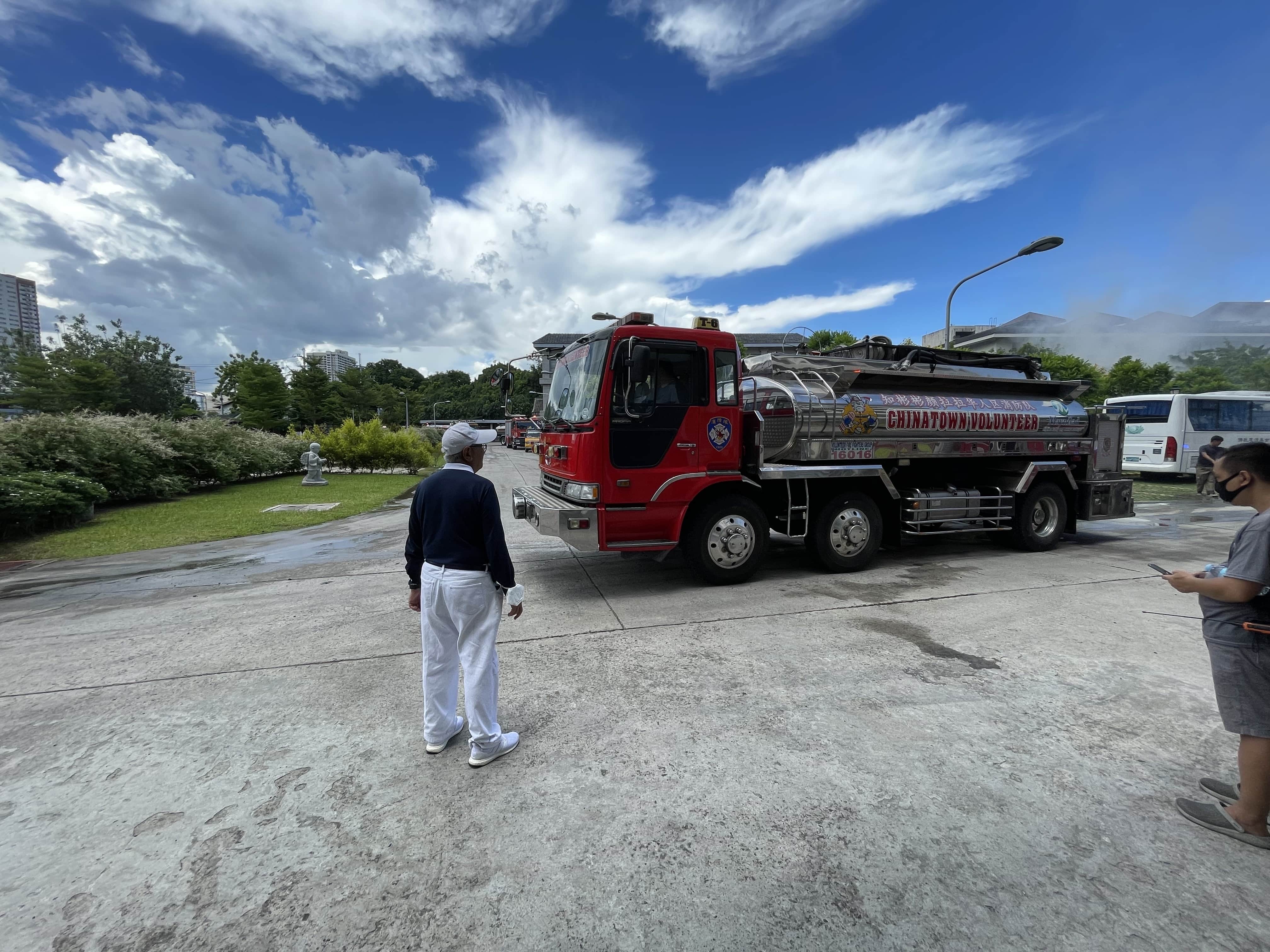 Tzu Chi Foundation Philippines CEO watches as fire trucks arrive. 【Photo by Judy Lao】