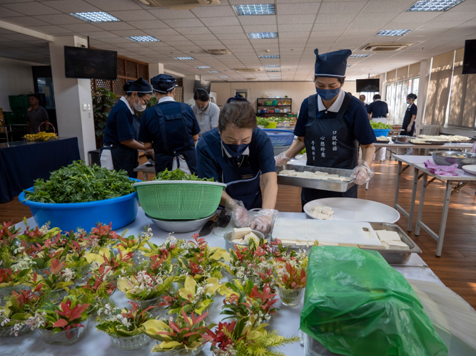 Tzu Chi volunteers covered all the bases in ensuring the Honorary Members Chinese New Year Get-Together would be an unforgettable experience. 【Photo by Matt Serrano】