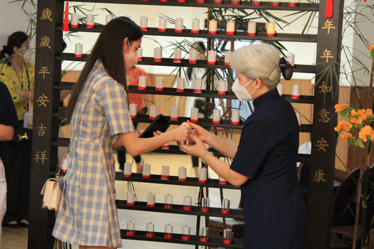 A volunteer receives a guest's wish for the Wishing Wall. 【Photo by Kinlom】