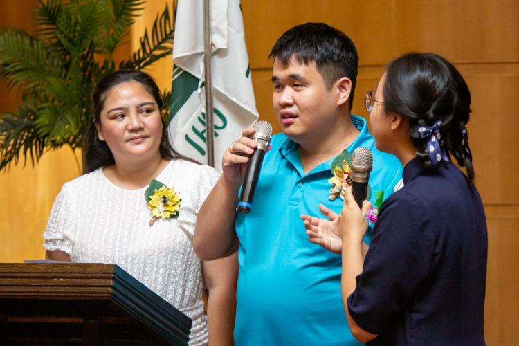 Czarina and John David Comeque explain how Tzu Chi Great Love Preschool Philippines transformed their daughter Sophia from a babied girl to one who is kind and respectful to people and her surroundings. 【Photo by Marella Saldonido】