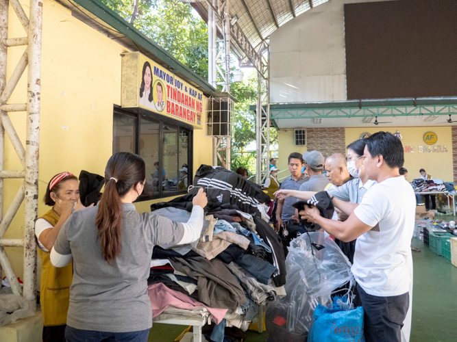 Tzu Chi volunteers and staff unpack and sort the different pants for sale at the bazaar. 【Photo by Dorothy Castro】