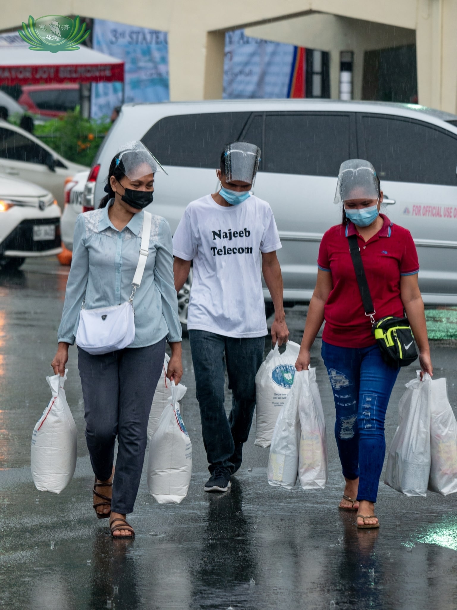 Each beneficiary received two sacks of 10-kg rice and a bag containing biscuits, soy sauce, vinegar, noodles, bath and laundry soap, and other basic necessities. 【Photo by Daniel Lazar】