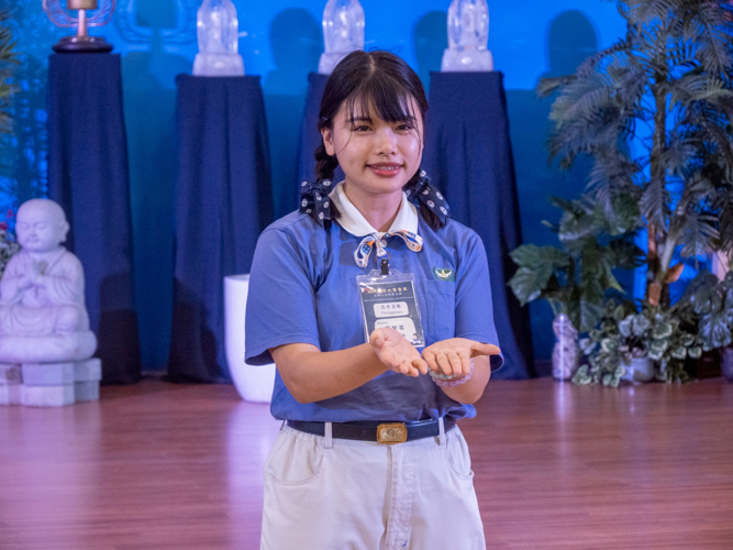 Playfully nicknamed Gorilla, this Tzu Chi Youth from Taiwan talked about her volunteer work at the Jing Si Abode and in a rural school.