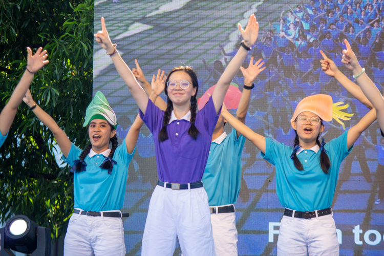 Before the awarding of the fastest runners, Tzu Chi volunteers went on stage to perform the Veggie Song, with volunteer Kinlon Fan hosting and singing and other volunteers signing the song. 【Photo by Matt Serrano】