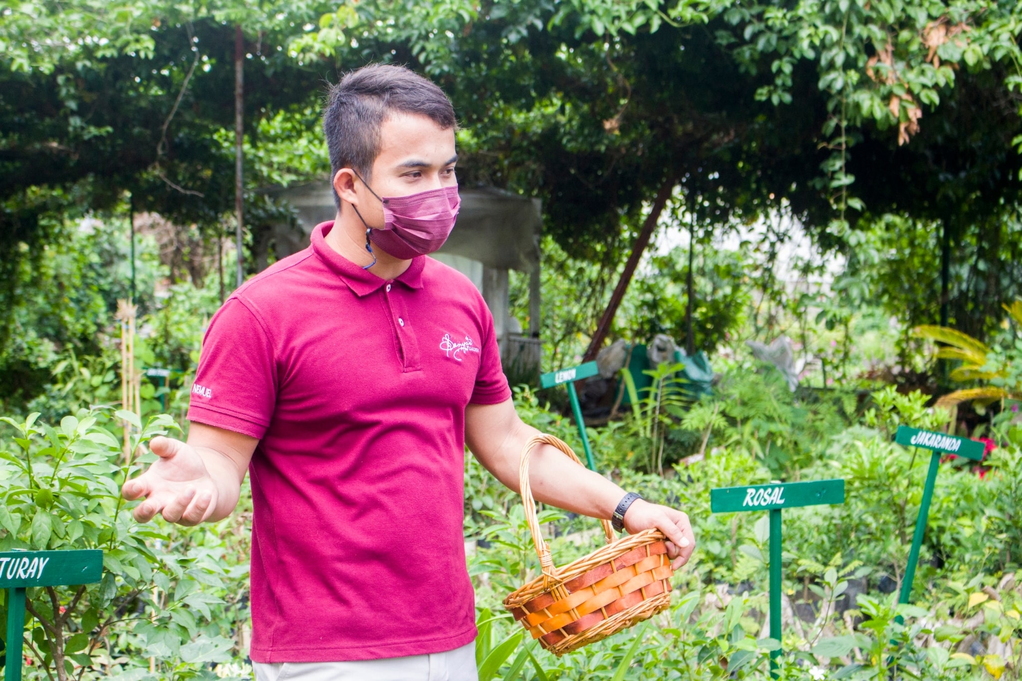 Farm tourism head, Nemuel Mendoza introduce various plants of Sonya’s Garden and the farm’s environmental advocacy. 【Photo by Matt Serrano】