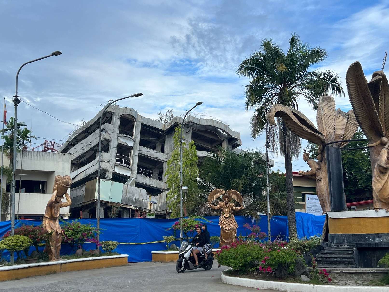 Abandoned since 2023, Glan’s Municipal Plaza is close to totally collapsing. 