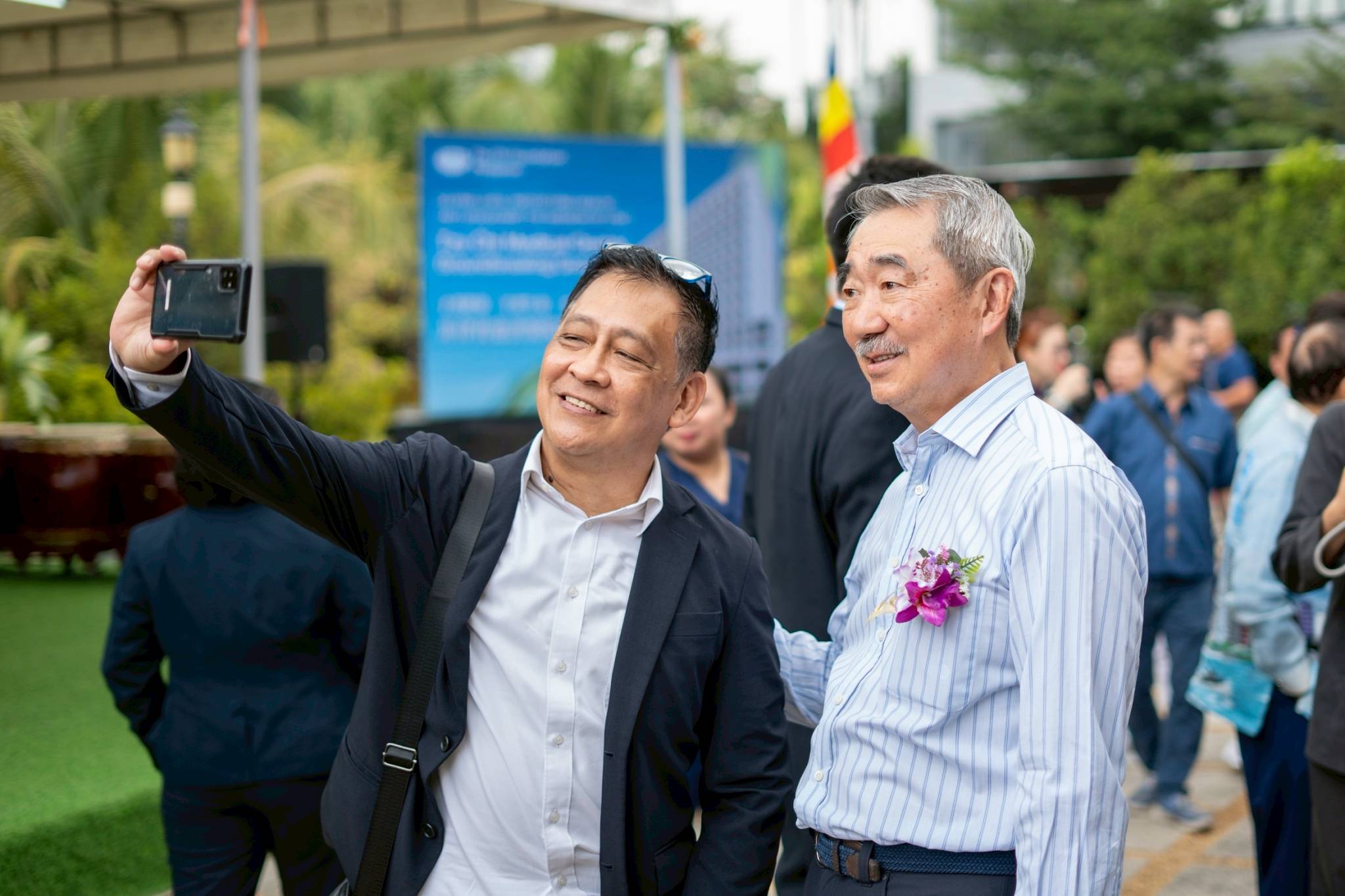 Taking a selfie with SM Prime Holdings Chairman of the Executive Committee Hans Sy.