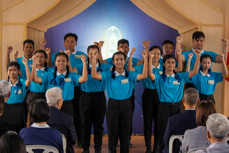 Pioneer scholars from Pampanga State Agricultural University (PSAU) offers a sign language performance of the ‘One Family’ song. 【Photo by Matt Serrano】