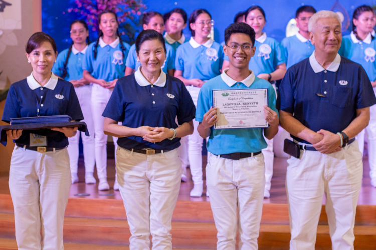 Since graduating summa cum laude from his Bachelor of Secondary Education major in Filipino from Pamantasan ng Lungsod ng Maynila, Kenneth Lagonilla (second from right) has found work as an administrative staff of a subdivision in Sampaloc, Manila. “But I always wanted to volunteer for Tzu Chi’s programs and projects,” says the scholar who received his certificate of recognition from Tzu Chi Davao Deputy OIC Ang Mei Yuan (first from left), Tzu Chi Education Committee Head Rosa So (second from left), and Tzu Chi Philippines CEO Henry Yuñez (first from right) at last year’s symbolic graduation rite for scholars. 