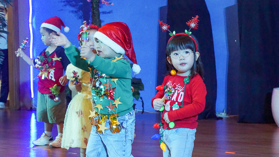 The celebration begins with the nursery class’ performance of “Jingle Bell Rock.”【Photo by Jenielyn Sy Lao】