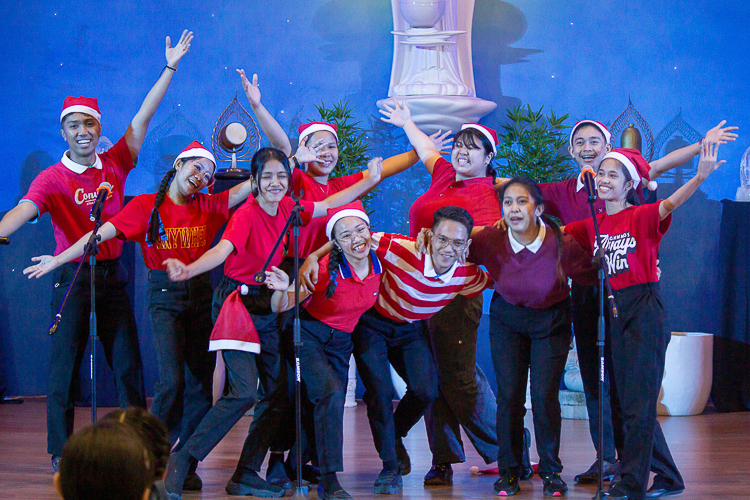 Tzu Chi scholars from the Philippine Normal University (PNU) at the Christmas Carol Contest【Photo by Marella Saldonido】