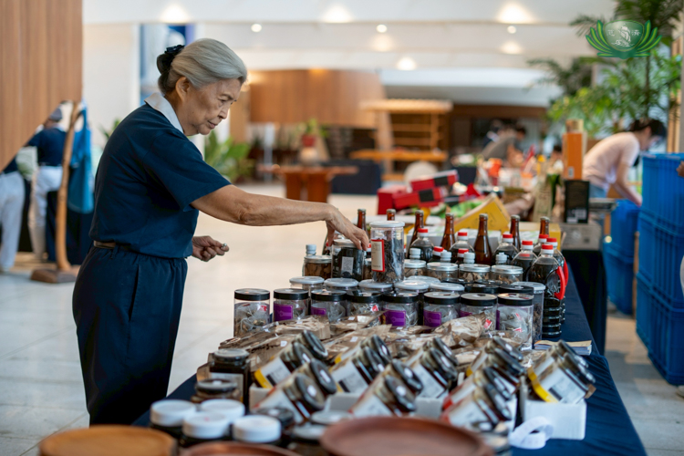 Tzu Chi Foundation Philippines’ first CEO Linda Chua mans the table selling fruit jams and other vegetarian treats. 
