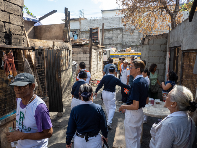 Volunteers inspect what’s left of the homes after the fire. 【Photo by Matt Serrano】