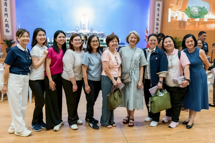 TIMA and Tzu Chi volunteers pose for a picture after the thanksgiving dinner. 