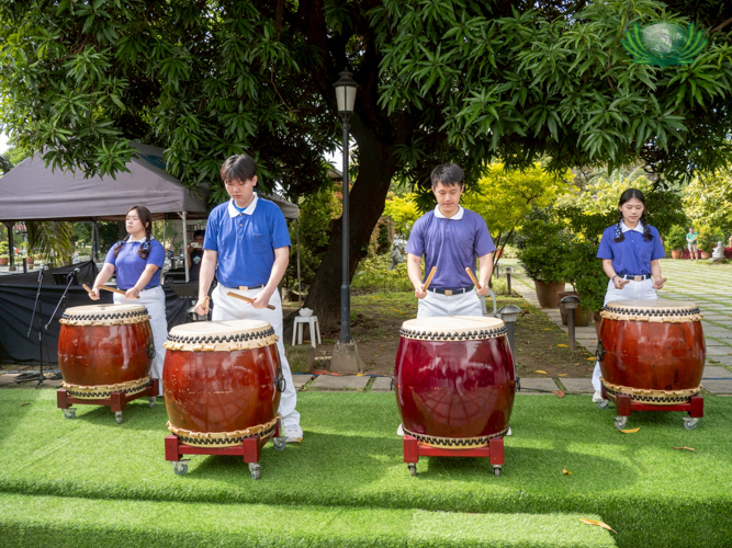 Tzu Chi Youth liven up the atmosphere with a rousing drum performance. 
