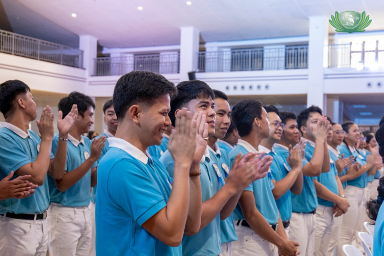 Scholars erupt in cheers when Tzu Chi Philippines CEO Henry Yuñez announces that those who graduate cum laude will each receive P3,000, while graduates who finish magna cum laude will each get P5,000. 