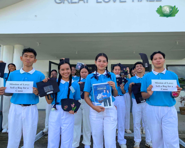 Tzu Chi Palo scholars also sold upcycled bags from the Palo Great Love Village Livelihood project during their fundraising campaign.