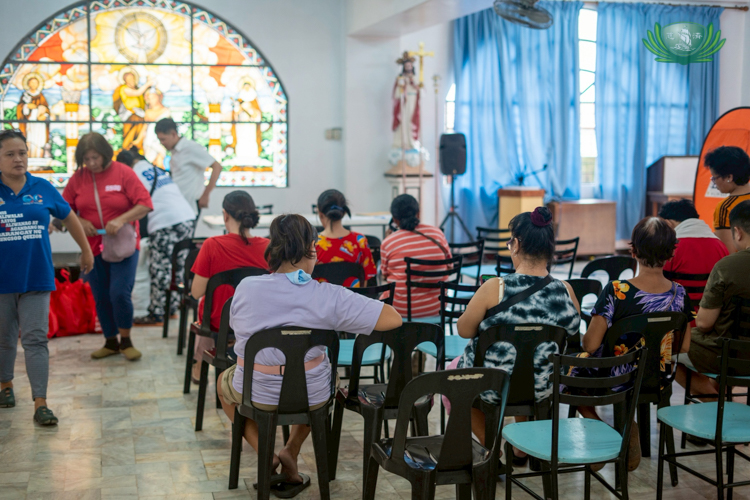 Tzu Chi volunteers and staff visited the Santo Domingo Parish Office, where the 29 affected families are currently taking shelter.