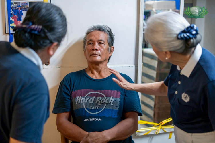 At this home visit, volunteers discovered that Edmund Mañalac has no vision on his right eye. It’s the result, he says, of a vessel that popped while he was an Overseas Filipino Worker in Doha, Qatar. Plans for him to consult with doctors at the Tzu Chi Eye Center in Sta. Mesa, Manila, are underway. 