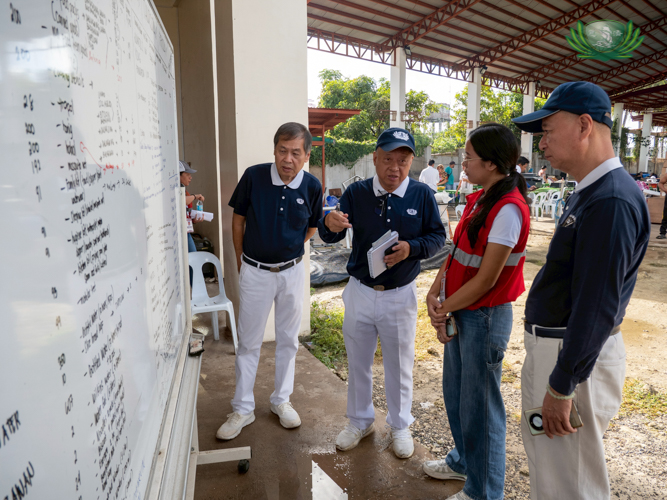 In Daanbantayan, local leaders fill Tzu Chi volunteers in on the latest statistics regarding damages caused by the quake. 