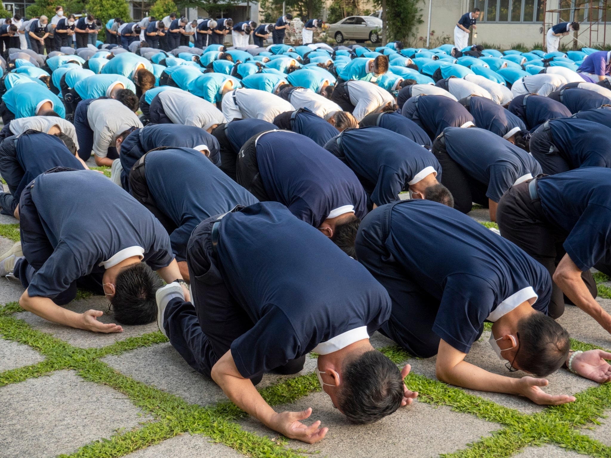 On November 4, Tzu Chi Foundation started its 29th anniversary in the Philippines with the solemn three steps and one bow ceremony at the grounds of Buddhist Tzu Chi Campus in Sta. Mesa, Manila. Commissioners, staffers, volunteers, scholars, and special guests participated in the dawn ritual.【Photo by Matt Serrano】