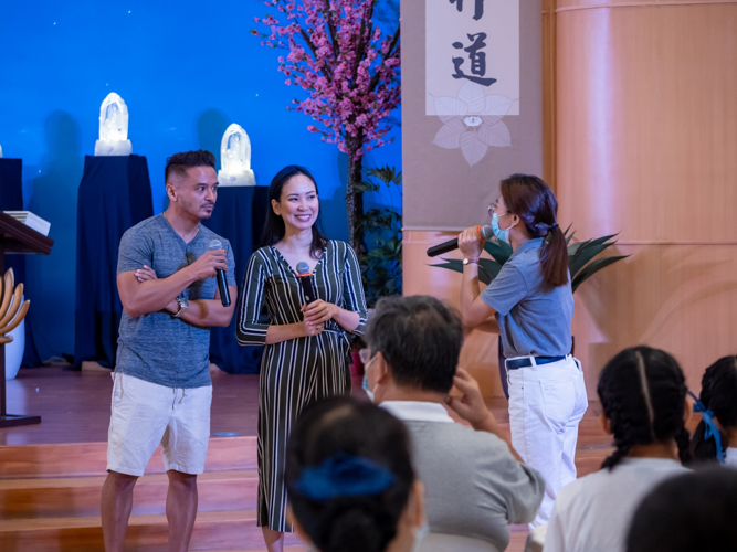 Astig Vegan Chef RG Enriquez-Diez (center) and her husband Chris (left) answer questions about their vegan diet and lifestyle.【Photo by Daniel Lazar】