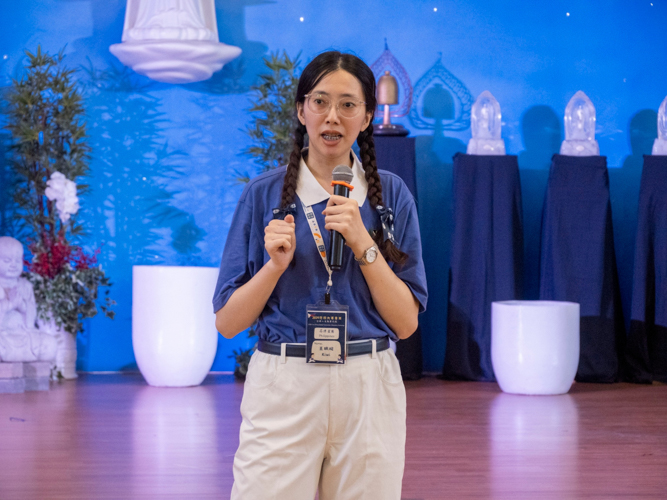 In her volunteer work for a lonely senior citizen, Passion, a Tzu Chi Youth from Taiwan, recalled the challenge of going up six floors and cleaning a room filled with the stench of garbage and 30-year-old grease.