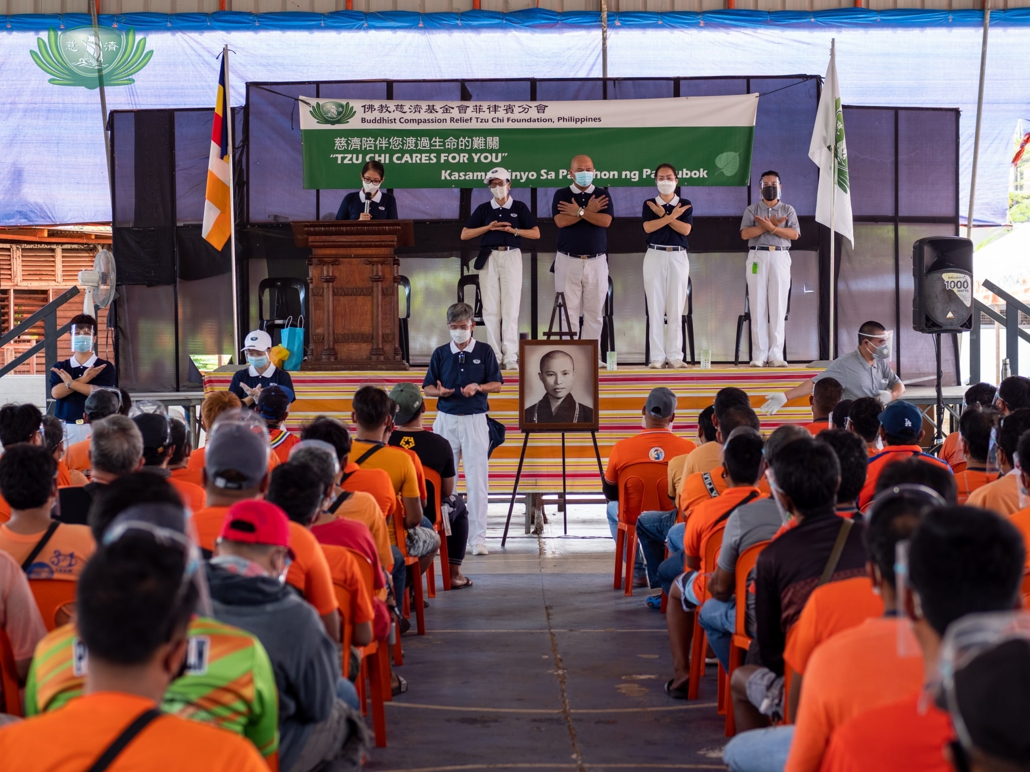 Volunteers lead a group of tricycle drivers to a prayer of blessing and thanksgiving. 【Photo by Daniel Lazar】