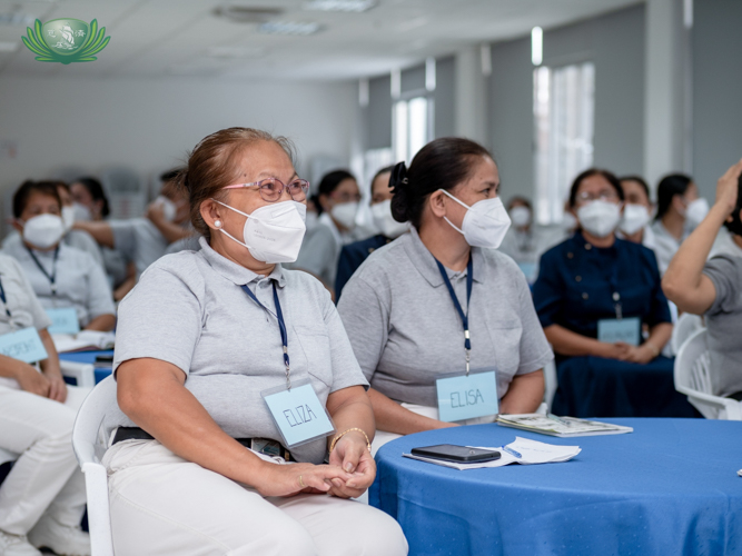 Eliza Abragon (left) listens during a volunteer training discussion. 【Photo by Daniel Lazar】