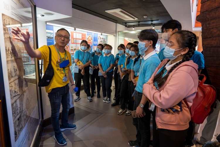 Tour guides discuss the relevant contributions of Chinese in various aspects of Philippine life. 【Photo by Matt Serrano】