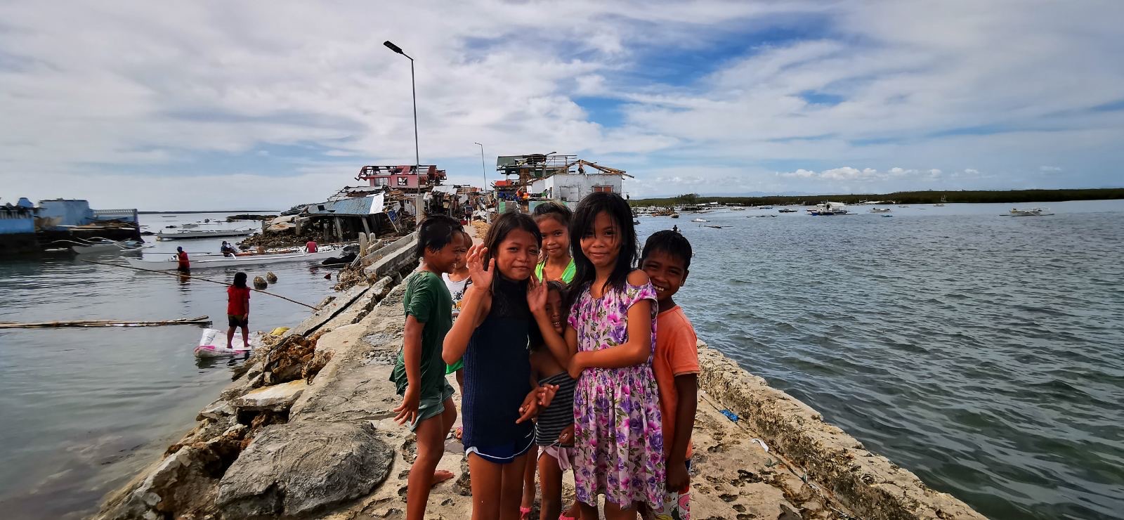 Despite the horrific experience that was Odette, these children can still smile for the camera. 【Photo by Johnny Kwok】