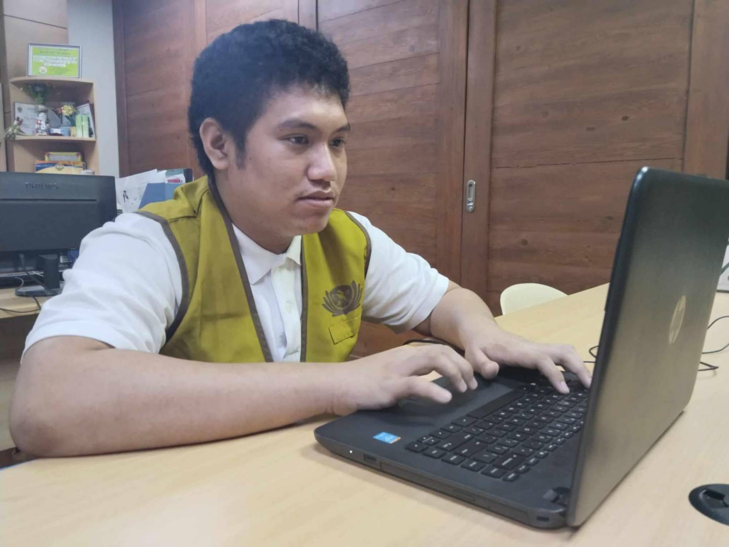 Andrel Arreglado encoded the names of beneficiaries who stayed at the St. Ana Evacuation Center, in Barangay Sta. Ana, San Mateo, Rizal. “I really thank Tzu Chi, not just for the monetary assistance that they gave me, but for helping me find my purpose,” says the 19-year-old incoming second year BS Psychology student of Cebu Normal University. 