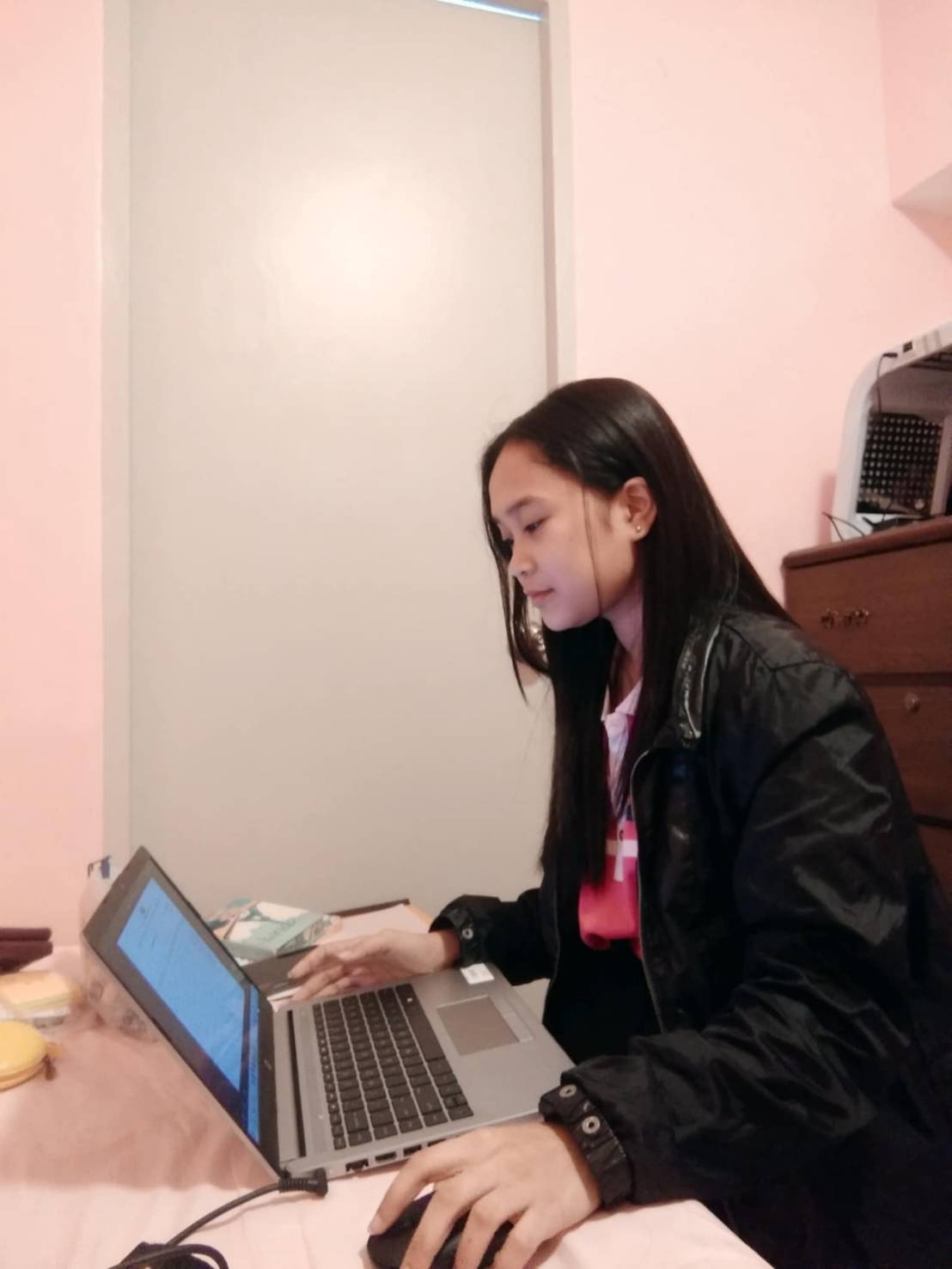 Tzu Chi Cebu scholars, like Noella Jane Medidas, volunteered to encode the names of Typhoon Carina (Gamei) beneficiaries who will receive relief packs from Tzu Chi. 