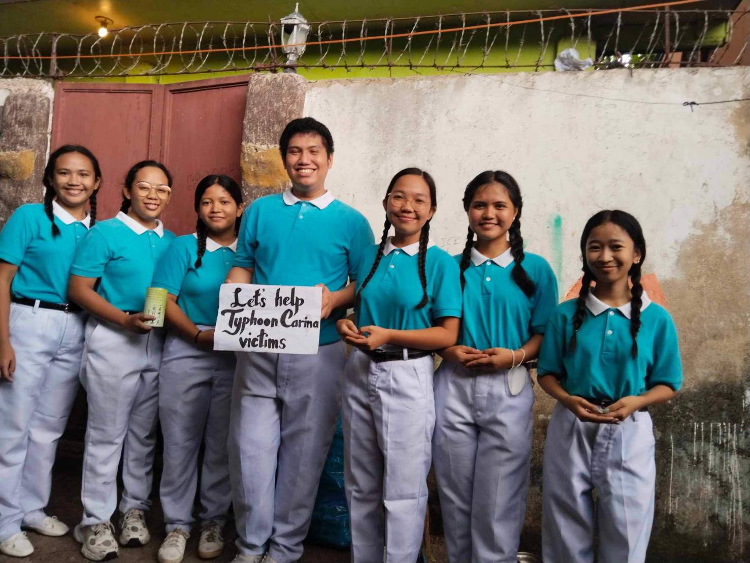 (From left) Tzu Chi Cebu scholars Angel Mary Dalaygon, Mary Noreen Portin, Honeylyn Pelayo, Andrel Arreglado, Amy Aligno, Kristel Jane Zamora, and Jecel Monterola raised a little over P2,000 for victims of Typhoon Carina (Gaemi) in a house-to-house fundraising project in their neighborhood of Pulpogan.
