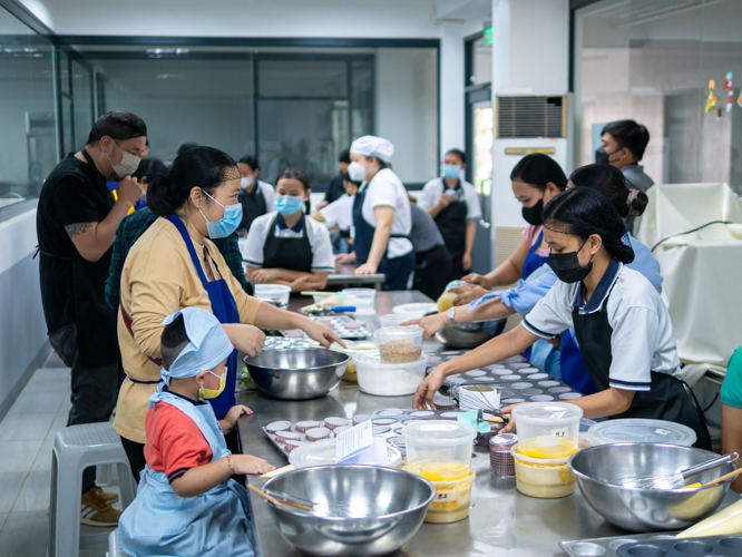 The bake sale saw pre-school students with their parents, siblings, and teachers come together on a Saturday morning for a cause.【Photo by Daniel Lazar】