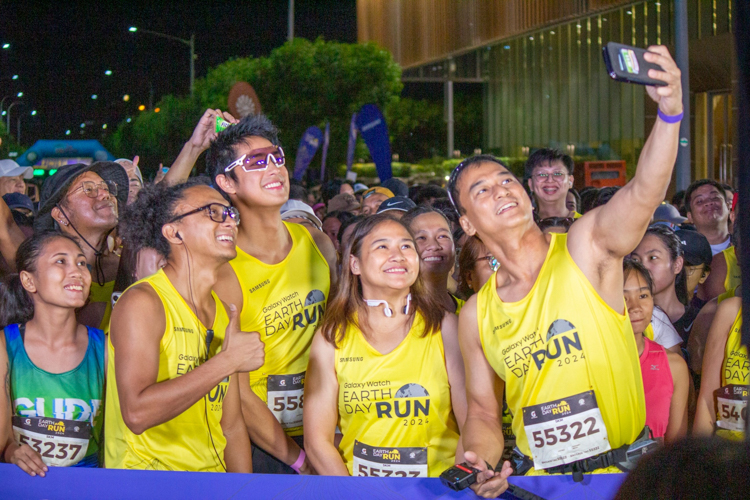 This year’s Galaxy Watch Earth Day Run saw 10,000 runners—including celebrities Donnie Pangilinan and Gardo Versoza and over 60 Tzu Chi volunteers—sign up for the 21K, 10K, and 5K categories. Organized by Runrio, the annual run was held at the SM Mall of Asia concert grounds on April 21. 【Photo by Matt Serrano】