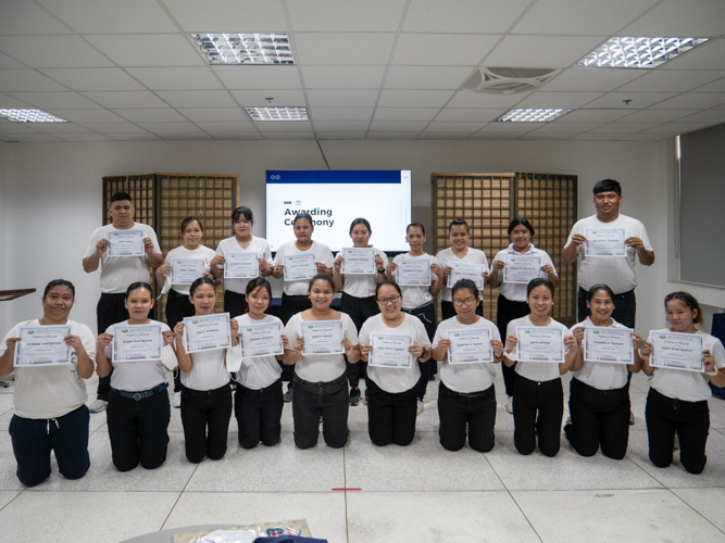 Tzu Chi’s 2022 batch of caregiver scholars proudly display their certificates.【Photo by Jeaneal Dando】