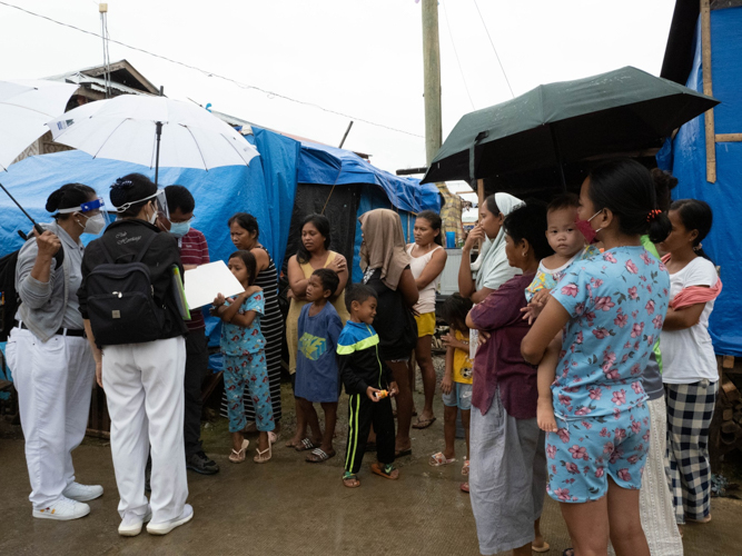 Volunteers talk to a group of women and their children from Purok 5B, Barangay Tinangnan, Tubigon. 【Photo by Marella Saldonido】