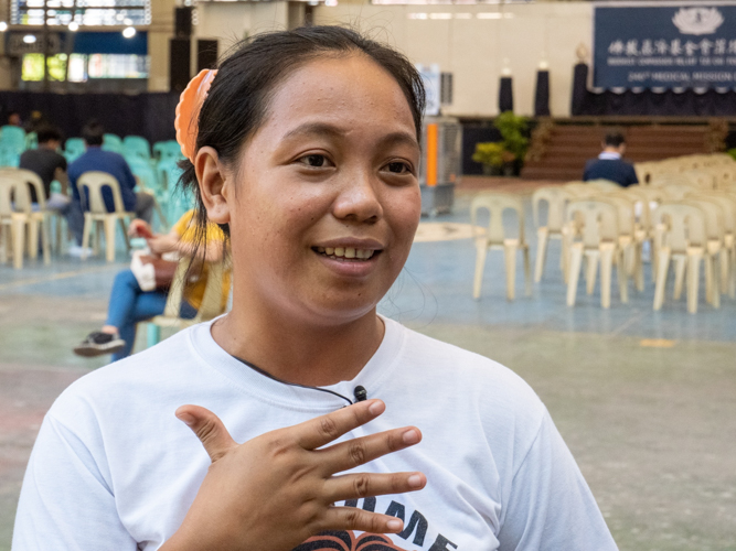 Ilyn Sab came to the medical mission with her mother, son, uncle, sister, and two cousins. 【Photo by Matt Serrano】