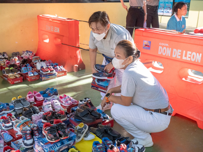 A variety of children’s shoes was laid out for customers to see. 【Photo by Dorothy Castro】