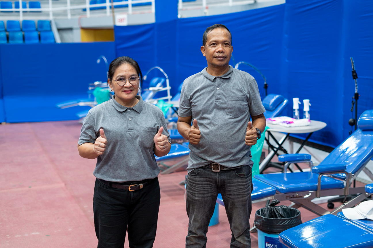 Armi Belita (left) and Charlie Centes say “thank you” Tzu Chi style at the dental area of Tzu Chi Foundation’s 292nd medical mission in Dipolog City.
