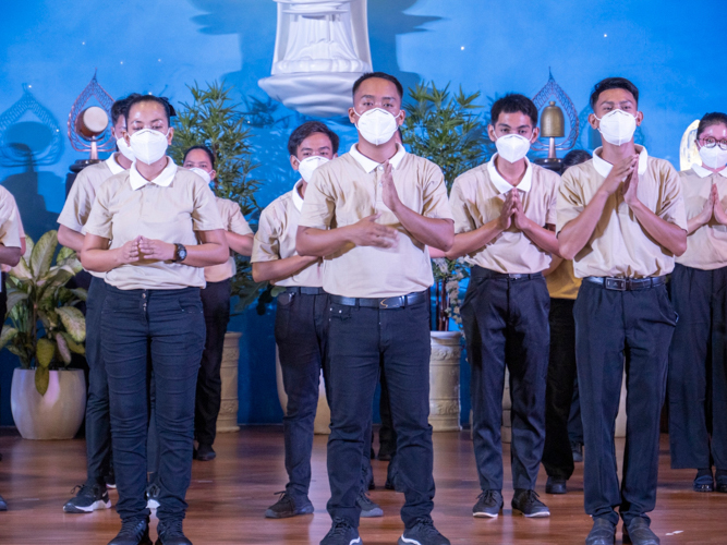 Tzu Chi’s Tech-Voc scholars surprise everyone by signing the song “Xie Xie Ni” (Thank you). 【Photo by Matt Serrano】