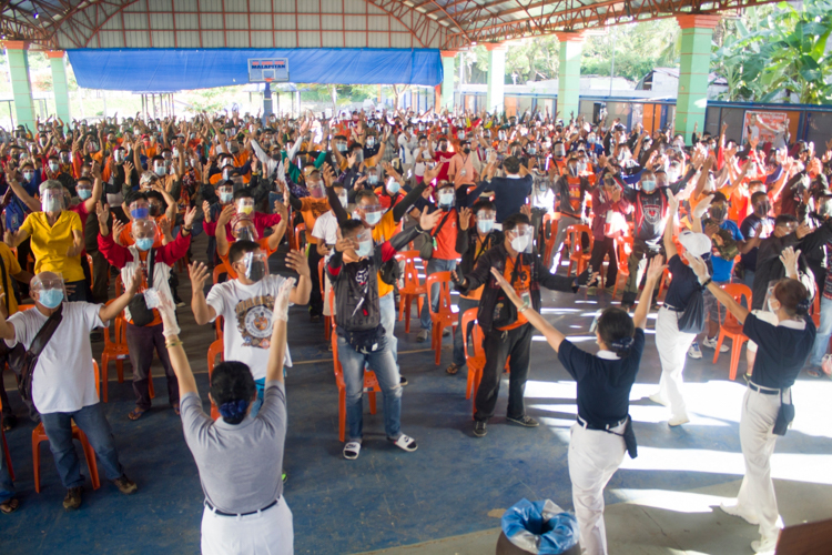 Volunteers demonstrate the actions of a Tzu Chi song before tricycle drivers. 【Photo by Matt Serrano】