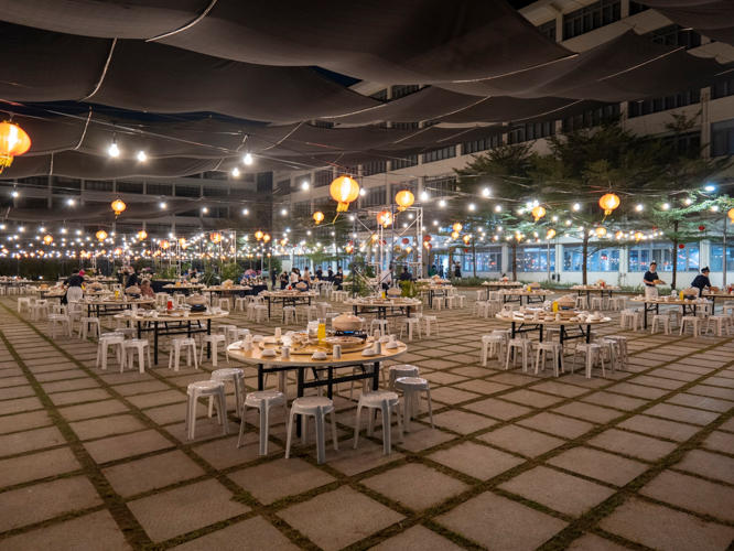 Taking advantage of the cool weather, Tzu Chi volunteers set up the hot pot dinner al fresco. Chinese lanterns and lights gave the space a charming and cozy ambiance. 【Photo by Matt Serrano】