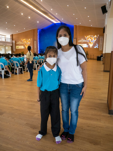 Jocelyn Arreza (right) accompanies her daughter Princess to an orientation event for Tzu Chi scholars last September.【Photo by Matt Serrano】