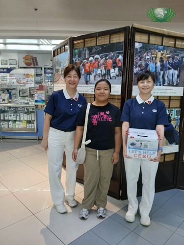 Flanked by Tzu Chi volunteers Josephine So (left) and Judy Chan, Andrea Ancheta withdrew money from the ATM so she could donate. 