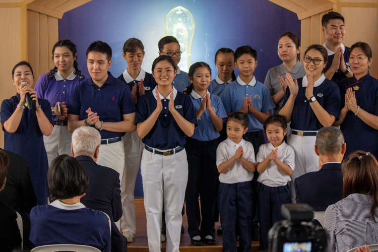 Pansy Ho calls on stage fellow Pampanga volunteers and acknowledge their efforts for the establishment of Tzu Chi Pampanga office. 【Photo by Matt Serrano】