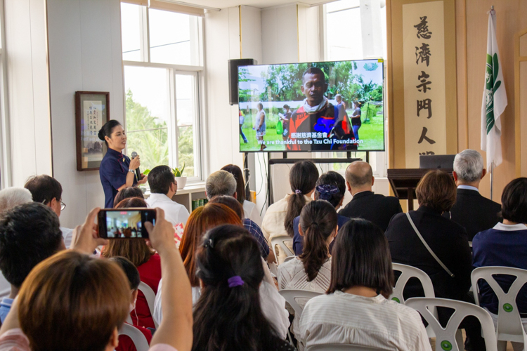 Pampanga volunteer Pansy Ho shares Tzu Chi Pampanga’s humanitarian footprints over the years. 【Photo by Marella Saldonido】