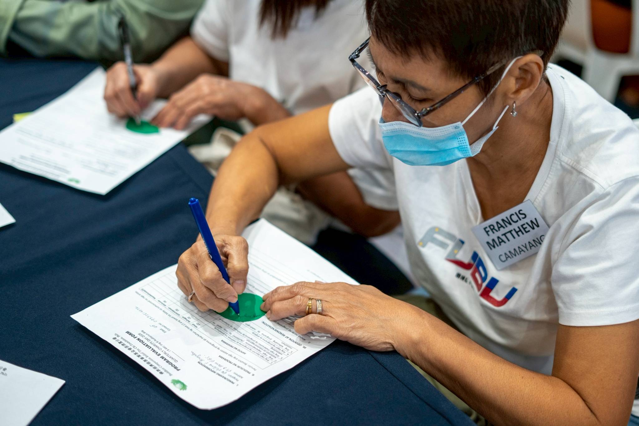 In the group activity “Healthy Habit Tree,” medical assistance beneficiaries write the healthy habits they practice or want to start practicing on a leaf-shaped paper.