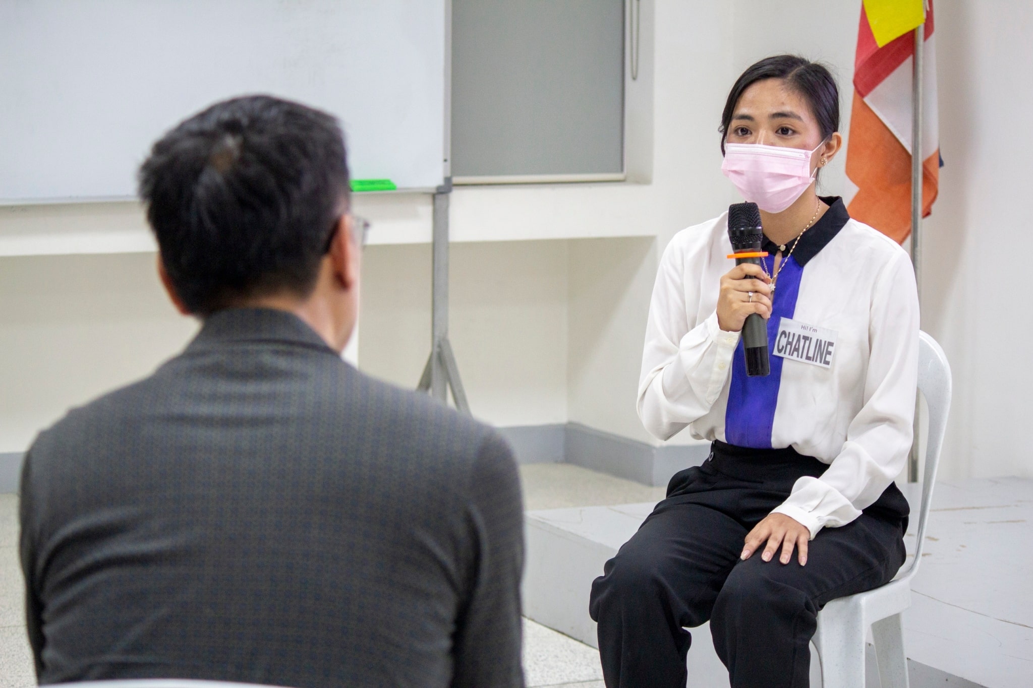 Chatline Dela Cruz (in white) participated in a mock job interview with Darwin Soriano. 【Photo by Matt Serrano】